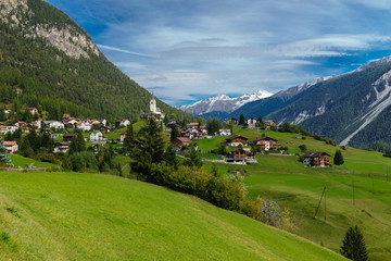 Fototapeta na wymiar CH, Graubünden, Blick auf Schmitten mit Kirche, dahinter das Älplihorn (3006 m) im Albulagebiet