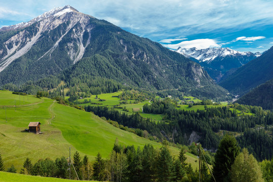 CH, Graub&uuml;nden, Blick auf Schmitten mit Kirche, dahinter das &Auml;lplihorn (3006 m) im Albulagebiet