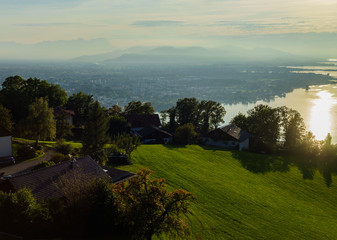 Fototapeta na wymiar A, Vorarlberg, Bodensee, Blick vom Pfänder auf Bregenz, Rheintal, Alpstein und den Bodensee, warmes, sanftes Abendlicht im Sonnenuntergang
