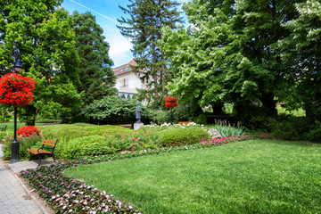 Obraz premium Piękny trawnik z kwiatami przed domem