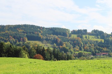Idyllische Landschaft im Voralpenland mit buntem Herbstlaub