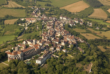 Vue aérienne de la colline de Vézelay