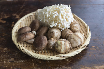 秋の味覚の椎茸と里芋とえのき