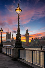 Westminster und der Big Ben in London nach Sonnenuntergang