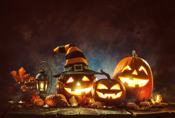 Naklejka premium Candle lit Halloween Pumpkins