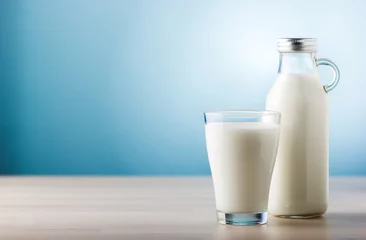 Foto op Plexiglas Zuivelproducten Kruik en glas melk, vooraanzicht