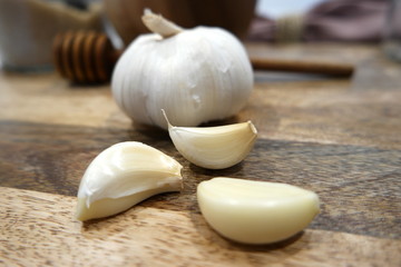 Garlic, honey, and other kitchen utensils illustrates a herbal medicine preparations