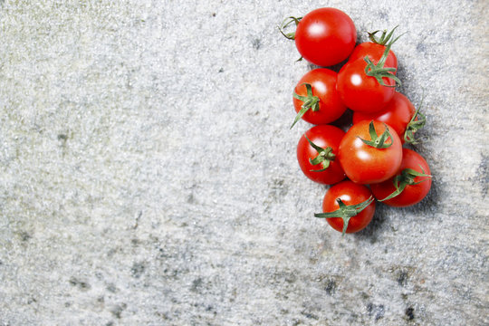 Frische Rote Tomaten auf schieferplatten