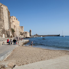 Touristes sur la côte de Collioure