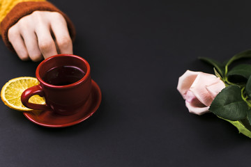 A man drinks tea with lemon