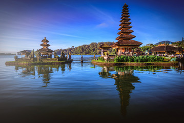 Obraz premium Pura Ulun Danu Bratan, Hindu temple on Bratan lake landscape at sunrise in Bali, Indonesia.