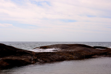 pedra no mar