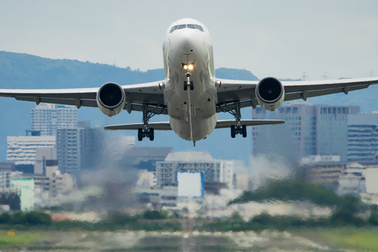 Boeing 767-300ER takeoff 