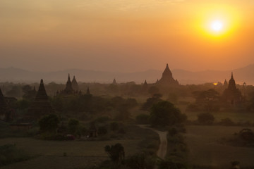 Obraz premium Myanmar Bagan pagodas temples overview sunset