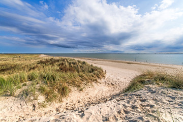 Fototapeta na wymiar Nordsee, Strand auf Langenoog: Dünen, Meer, Entspannung, Ruhe, Erholung, Ferien, Urlaub, Meditation :)
