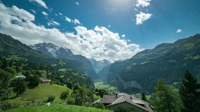 スイスのヴェンゲンからみた谷とユングフラウ山のタイムラプス