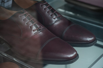 chaussures classiques pour homme en vitrine 