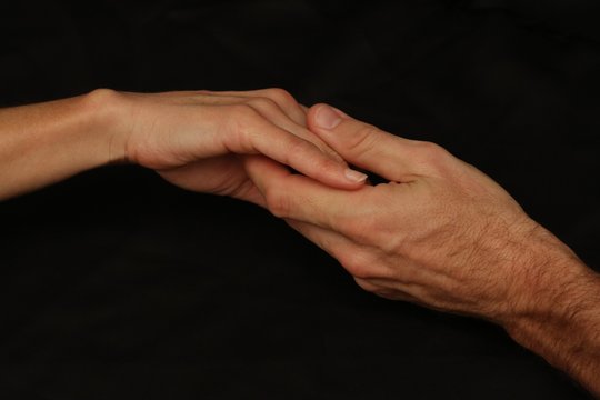 Photo de deux mains jointes. Main d'homme et de femme.
