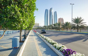 Zelfklevend Fotobehang Hauptstrasse mit Skyline von Abu Dhabi, Vereinigte Arabische Emirate © ThomBal