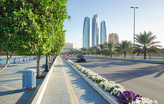 Hauptstrasse mit Skyline von Abu Dhabi, Vereinigte Arabische Emirate