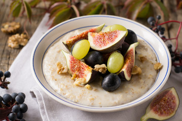 Porridge with figs and grapes
