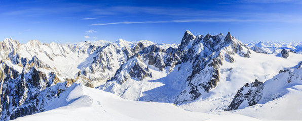 Berg Mont Blanc, Blick vom Berg Aiguille du Midi auf die Grandes Jorasses in den französischen Alpen oberhalb von Chamonix