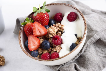 Granola wit fruit and yoghurt 
