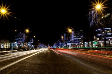 Fototapeta na wymiar Night traffic at Champs élysées