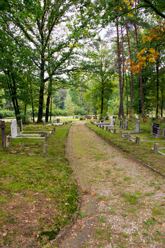 Hauptweg auf einem Friedhof