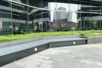 Obraz premium Resting area with tables and wooden chairs under umbrella in garden