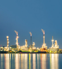 Obraz premium long exposure shot of oil refinery plant against blue evening sky