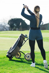 Obraz premium Female golfer at golf course