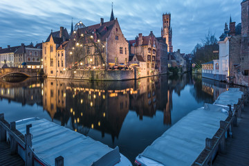 Naklejka premium Rozenhoedkaai i kanały Brugii nocą, Belgia