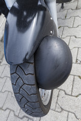 Vorderradreifen beim Motorrad mit kaputten Luftschlauch