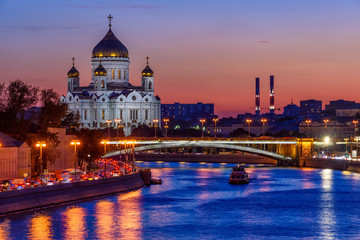 Obraz premium Sunset view of Cathedral of Christ the Savior and Moscow river in Moscow, Russia