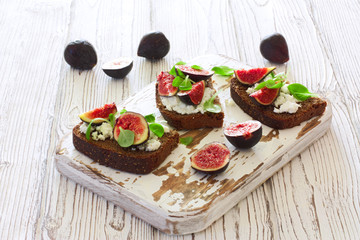 Rye bread toasts with figs and soft cheese
