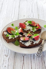 Rye bread toasts with figs and soft cheese
