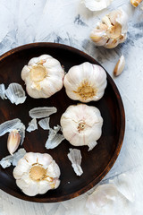 Fototapeta na wymiar Garlic and husks on a wooden platter.