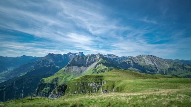 スイスのニーダーバウエン・クルム山頂から見た西の崖山と山脈のタイムラプス