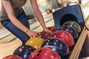 Fototapeta na wymiar Girl playing bowling