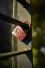 Vorhängeschloss mit Initialen an Brückengeländer