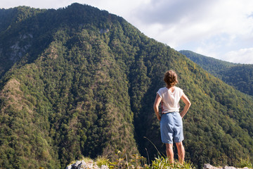 Naklejka premium A woman admires of the mountains