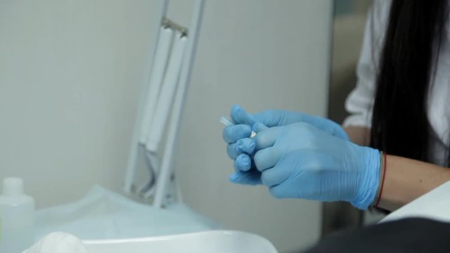 The doctor-cosmetologist will print a syringe with hyaluronic acid before starting the procedure to increase the lips