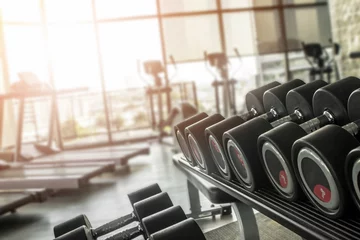 Photo sur Plexiglas Fitness Pomper du fer dans la salle de sport pour grossir et prendre du poids pour obtenir un corps plus gros. Routines de fitness masculines et modèles d& 39 entraînement avec des protéines.