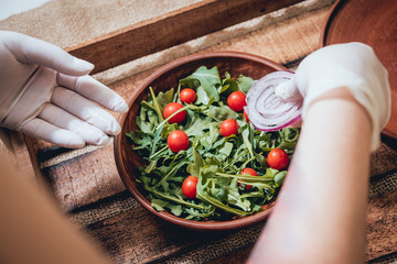 Leafy vegetable salad with little tomatoes and mozzarella