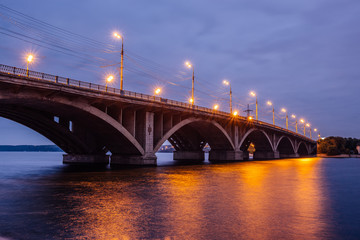 Obraz na płótnie Canvas Beautiful illuminated Vogresovsky Bridge through Voronezh river at night