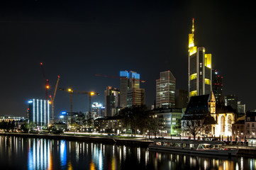 Fototapeta na wymiar Skyline von Frankfurt am Main bei Nacht (vom Eisernen Steg aus)