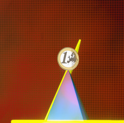 Euro, Euro-Münze auf Pyramide, symbolisch (keine Artefakte)