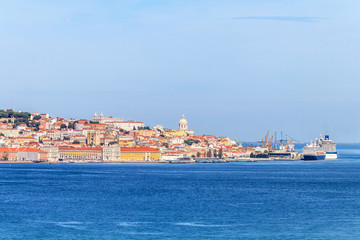 Fototapeta na wymiar Lisboa visto de Almada Portugal