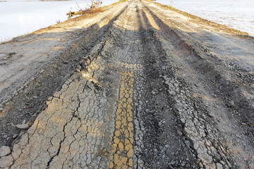 The old paved and flooded roads and ramparts were flooded.
